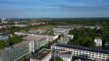 Berlin Adlershof, Almanya 'da ofisleri ve ses sahneleriyle çevrili modern film stüdyoları. Yukarıdan drone atışı 