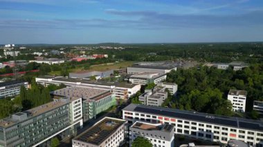 Berlin Adlershof, Almanya 'da ofisleri ve ses sahneleriyle çevrili modern film stüdyoları. İHA alçalıyor 