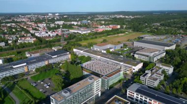 Berlin Adlershof, Almanya 'da ofisleri ve ses sahneleriyle çevrili modern film stüdyoları. panorama genel görünüm dronu 