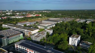 Berlin Adlershof, Almanya 'da ofisleri ve ses sahneleriyle çevrili modern film stüdyoları. panorama yörünge dronu 