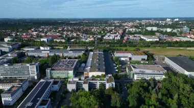 Berlin, Almanya 'da yer alan büyük bir film stüdyosu kompleksi olan Studio Berlin Adlershof' un hava görüntüsü, çeşitli binalar, ses sahneleri ve sıraları göstermektedir. İticileri ileri çalıştır 