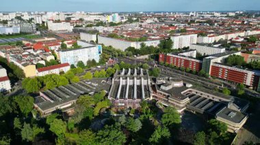Berlin Friedrichshain 'in şehir manzarası, terk edilmiş Sez' in tarihi bir kapalı yüzme havuzu. panorama genel görünüm dronu 