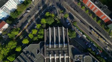 Berlin Friedrichshain 'in şehir manzarası, terk edilmiş Sez' in tarihi bir kapalı yüzme havuzu. Drone 'u yukarı eğ 