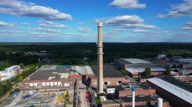 Hennigsdorf çelik endüstrisinin hava manzarası. Endüstriyel binalar, bacalar, depolama alanı ve arka planda bir nehir. Sihirli hava görüntüsü uçuş hızı rampası hiper hareket zaman aşımı 