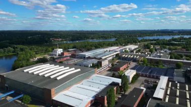 Hennigsdorf çelik endüstrisinin hava manzarası. Endüstriyel binalar, bacalar, depolama alanı ve arka planda bir nehir. Hız rampası hiper hareket zaman aşımı çok yakın geçen bir insansız hava aracı 