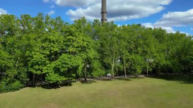 Hennigsdorf çelik endüstrisinin hava manzarası. Endüstriyel binalar, bacalar, depolama alanı ve arka planda bir nehir. İHA yükseliyor 