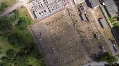 Hennigsdorf istasyonunun hava manzarası, elektrik dağıtımı ve Brandenburg, Almanya 'da yemyeşil bir ormanla çevrili. Sağ dikey kuşlara döndürme görünümü drone 