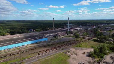 Hennigsdorf çelik fabrikasının bacaları, depoları, demiryolları, nehir ve orman yakınlarındaki hava manzarası. Hız rampası hiper hareket zaman aşımı ters uçan İHA 