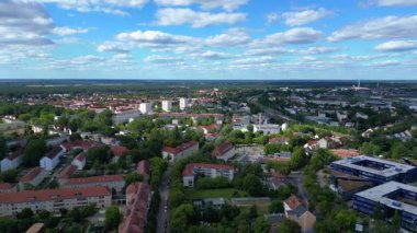 Hennigsdorf, Almanya 'nın hava manzarası, konut alanları, demiryolu altyapısı ve ticari binaların sergilenmesi. Hız rampası hiper hareket zaman aşımı üst uçuş insansız hava aracı 