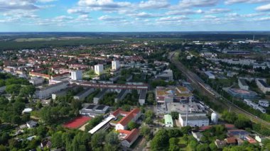 Hennigsdorf, Almanya 'nın hava manzarası, konut alanları, demiryolu altyapısı ve ticari binaların sergilenmesi. geniş yörünge görünümü dronu 