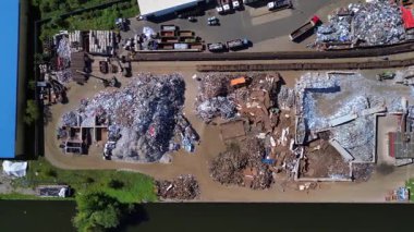 Atık ve yükleme kamyonlarını yöneten hurda metal geri dönüşüm merkezinin hava görüntüsü, Hennigsdorf, Almanya. İHA kamerası aşağıya bakıyor 