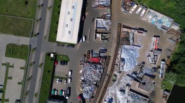 Atık ve yükleme kamyonlarını yöneten hurda metal geri dönüşüm merkezinin hava görüntüsü, Hennigsdorf, Almanya. Yukarıdan aşağıya doğru uçur 