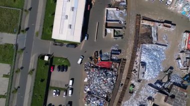 Atık ve yükleme kamyonlarını yöneten hurda metal geri dönüşüm merkezinin hava görüntüsü, Hennigsdorf, Almanya. dikey kuş bakışı dron yükseliyor 