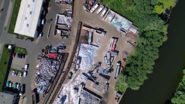 Atık ve yükleme kamyonlarını yöneten hurda metal geri dönüşüm merkezinin hava görüntüsü, Hennigsdorf, Almanya. İHA kamerası aşağıya bakıyor 