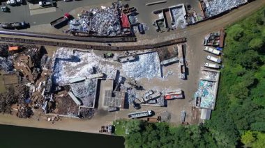 Atık ve yükleme kamyonlarını yöneten hurda metal geri dönüşüm merkezinin hava görüntüsü, Hennigsdorf, Almanya. uçuş üstü insansız hava aracı 