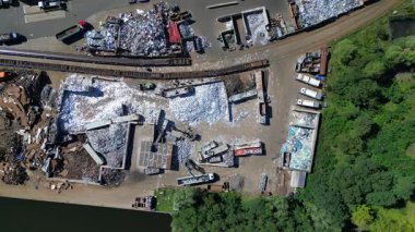 Atık ve yükleme kamyonlarını yöneten hurda metal geri dönüşüm merkezinin hava görüntüsü, Hennigsdorf, Almanya. dikey kuş bakışı dron 