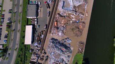 Atık ve yükleme kamyonlarını yöneten hurda metal geri dönüşüm merkezinin hava görüntüsü, Hennigsdorf, Almanya. Drone 'u yukarı eğ 