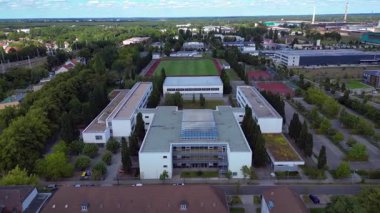 Hennigsdorf Lisesi 'nin havadan görünüşü modern mimarisini, spor tesislerini, park alanını, kentsel manzarasını gözler önüne seriyor. hız rampası hiper hareket zaman aşımı 
