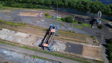 Gantry Turnası, güneşli bir yaz gününde Hennigsdorf çelik fabrikalarında hurda metal taşıyor. Hız rampası hiper hareket hızlandırılmış daire drone görüntüsü 