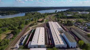 Brandenburg, Almanya 'da nehre bakan Hennigsdorf tren istasyonunun hava manzarası. Hız rampası hiper hareket zaman aşımı ters uçan İHA 