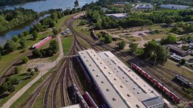 Brandenburg, Almanya 'da nehre bakan Hennigsdorf tren istasyonunun hava manzarası. Hız rampası hiper hareket zaman aşımı ters uçan İHA 