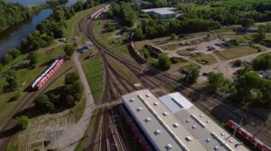 Brandenburg, Almanya 'da nehre bakan Hennigsdorf tren istasyonunun hava manzarası. Hız rampası hiper hareket zaman aşımı ters uçan İHA 