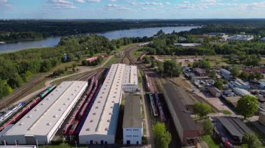 Brandenburg, Almanya 'da nehre bakan Hennigsdorf tren istasyonunun hava manzarası. Yukarıdan drone atışı 