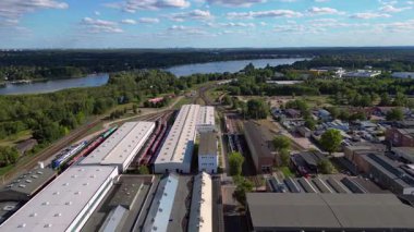Brandenburg, Almanya 'da nehre bakan Hennigsdorf tren istasyonunun hava manzarası. İHA 'yı içeri çek. 