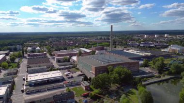 Brandenburg, Almanya 'da nehre bakan Hennigsdorf tren istasyonunun hava manzarası. panorama genel görünüm dronu 