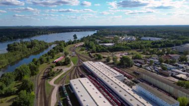 Brandenburg, Almanya 'da nehre bakan Hennigsdorf tren istasyonunun hava manzarası. İticileri ileri çalıştır 