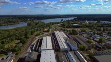 Brandenburg, Almanya 'da nehre bakan Hennigsdorf tren istasyonunun hava manzarası. panorama genel görünüm dronu 