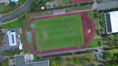 Hennigsdorf Lisesi 'ndeki spor tesisleri arasında futbol sahası, koşu pisti ve yerleşim alanlarındaki diğer binalar da var. hız rampası hiper hareket hızlandırılmış dönüş zamanı sağ drona 
