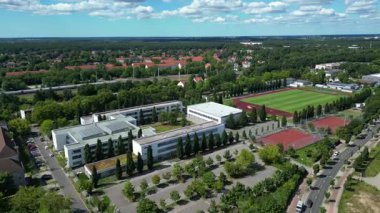 Hennigsdorf Lisesi 'ndeki spor tesisleri arasında futbol sahası, koşu pisti ve yerleşim alanlarındaki diğer binalar da var. Hız rampası hiper hareket zaman aşımı sineği ileri it 