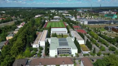 Hennigsdorf Lisesi 'ndeki spor tesisleri arasında futbol sahası, koşu pisti ve yerleşim alanlarındaki diğer binalar da var. hız rampası hiper hareket zaman aşımı 