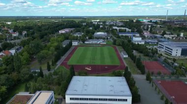 Hennigsdorf Lisesi 'ndeki spor tesisleri arasında futbol sahası, koşu pisti ve yerleşim alanlarındaki diğer binalar da var. Hız rampası hiper hareket zaman aşımı ters uçan İHA 