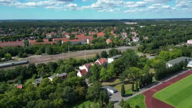 Hennigsdorf Lisesi 'ndeki spor tesisleri arasında futbol sahası, koşu pisti ve yerleşim alanlarındaki diğer binalar da var. Hız rampası hiper hareket zaman aşımı ters uçan İHA 