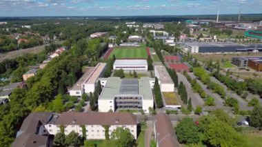 Hennigsdorf Lisesi 'ndeki spor tesisleri arasında futbol sahası, koşu pisti ve yerleşim alanlarındaki diğer binalar da var. Hız rampası hiper hareket zaman aşımı üst uçuş insansız hava aracı 