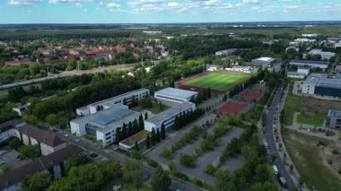 Hennigsdorf Lisesi 'ndeki spor tesisleri arasında futbol sahası, koşu pisti ve yerleşim alanlarındaki diğer binalar da var. İHA alçalıyor 