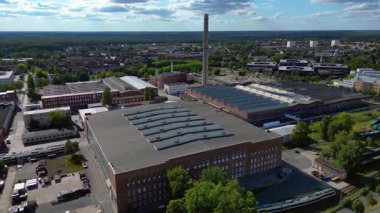 Endüstriyel binaların havadan görünüşü ve Almanya 'nın Hennigsdorf şehrinde bir bacanın yanından geçen bir tren. Hız rampası hiper hareket zaman aşımı sineği ileri it 