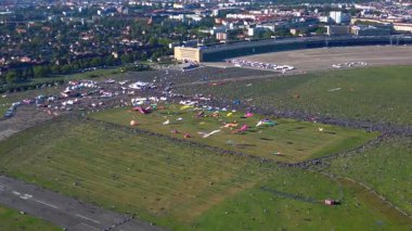 Almanya, Berlin 'deki Tempelhofer Feld dev uçurtma festivalinde büyük bir kalabalık toplandı. Hız rampası hiper hareket zamanı hızlandırılmış drone 'u çek 