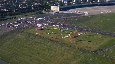 Almanya, Berlin 'deki Tempelhofer Feld dev uçurtma festivalinde büyük bir kalabalık toplandı. Hız rampası hiper hareket zaman aşımı ters uçan İHA 