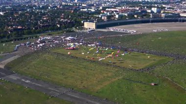Almanya, Berlin 'deki Tempelhofer Feld dev uçurtma festivalinde büyük bir kalabalık toplandı. Hız rampası hiper hareket zaman aşımına uğramış İHA 'lar 