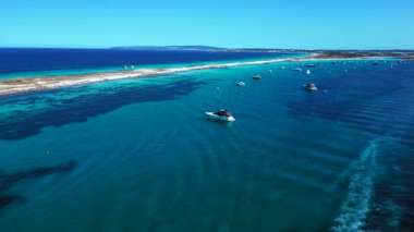 Kristal berrak turkuaz sularda yüzen sayısız yat ve tekneli kıyı şeridi. Hız rampası hiper hareket zaman aşımı üst uçuş insansız hava aracı 