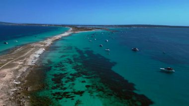 Kristal berrak turkuaz sularda yüzen sayısız yat ve tekneli kıyı şeridi. Hız rampası hiper hareket zaman aşımına uğramış İHA 'lar 