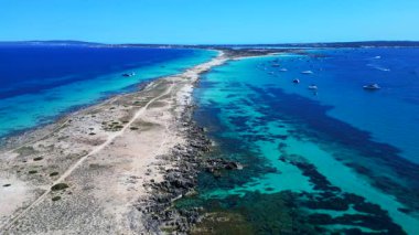 Punta des Borronar plajı Formentera adasında, yatları turkuaz sularla dolu. statik üç ayaklı insansız hava aracı 