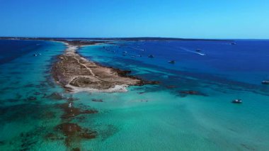 Punta des Borronar plajı Formentera adasında, yatları turkuaz sularla dolu. uçuş üstü insansız hava aracı 