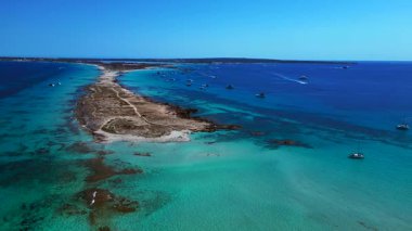 Punta des Borronar plajı Formentera adasında, yatları turkuaz sularla dolu. Yukarıdan aşağıya doğru uçur 