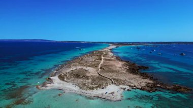 Punta des Borronar plajı Formentera adasında, yatları turkuaz sularla dolu. panorama genel görünüm dronu 