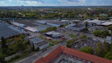 Berlin 'de E-car E-Mobilite Mercedes-Benz Daimler fabrikaları ve depoları olan sanayi bölgesi. Yukarıdan aşağıya doğru uçur 