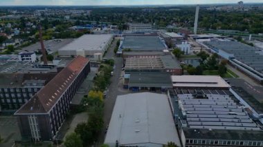Berlin 'de E-car E-Mobilite Mercedes-Benz Daimler fabrikaları ve depoları olan sanayi bölgesi. panorama genel görünüm dronu 